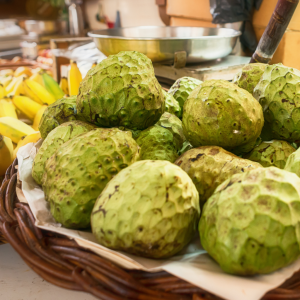 Chirimoyas frescas de temporada en cesta. fruta natural y lista para disfrutar