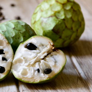 Chirimoya abierta mostrando su pulpa cremosa. fruta fresca de temporada