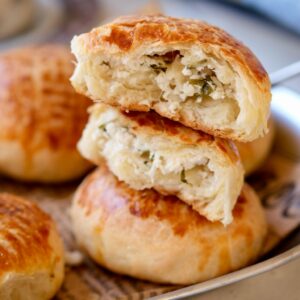 Pan de yuca casero relleno abierto mostrando su interior