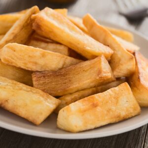 Bastones de yuca dorados al horno servidos en plato