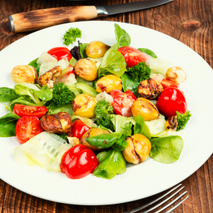 ensalada templada con castañas asadas y verduras frescas - disfrutaonline