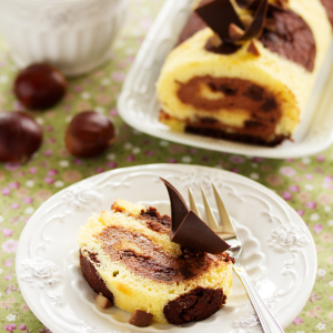 Brazo de gitano relleno de crema de castañas y cacao. disfrutaonline