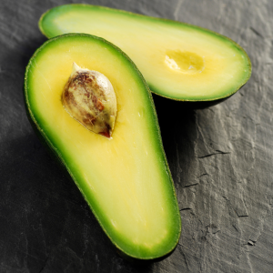 Aguacate bacon partido mostrando su carne cremosa