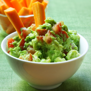 Guacamole casero hecho con aguacate Bacon y verduras frescas