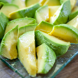 Aguacate bacon troceado con AOVE en plato de cristal