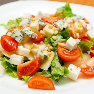 Ensalada fresca con cherry pera, queso y piñones