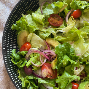 Ensalada fresca con aguacate bacon, tomate y cebolla