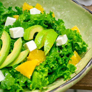 Ensalda verde con aguacate bacon, naranja natural y queso fresco.