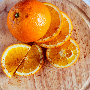 Rodajas de naranja navel campo espolvoreadas con canela