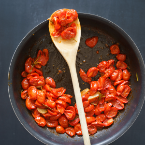 Tomates cherry pera salteados en sartén con ajo