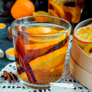 Té caliente con rodajas de naranja navel campo y canela