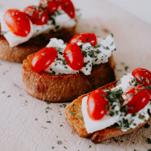 Tostadas crujientes con tomate cherry pera y queso fresco