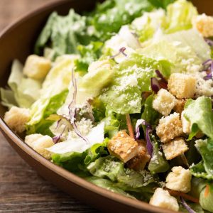 Ensalada césar con lechuga y crujientes picatostes