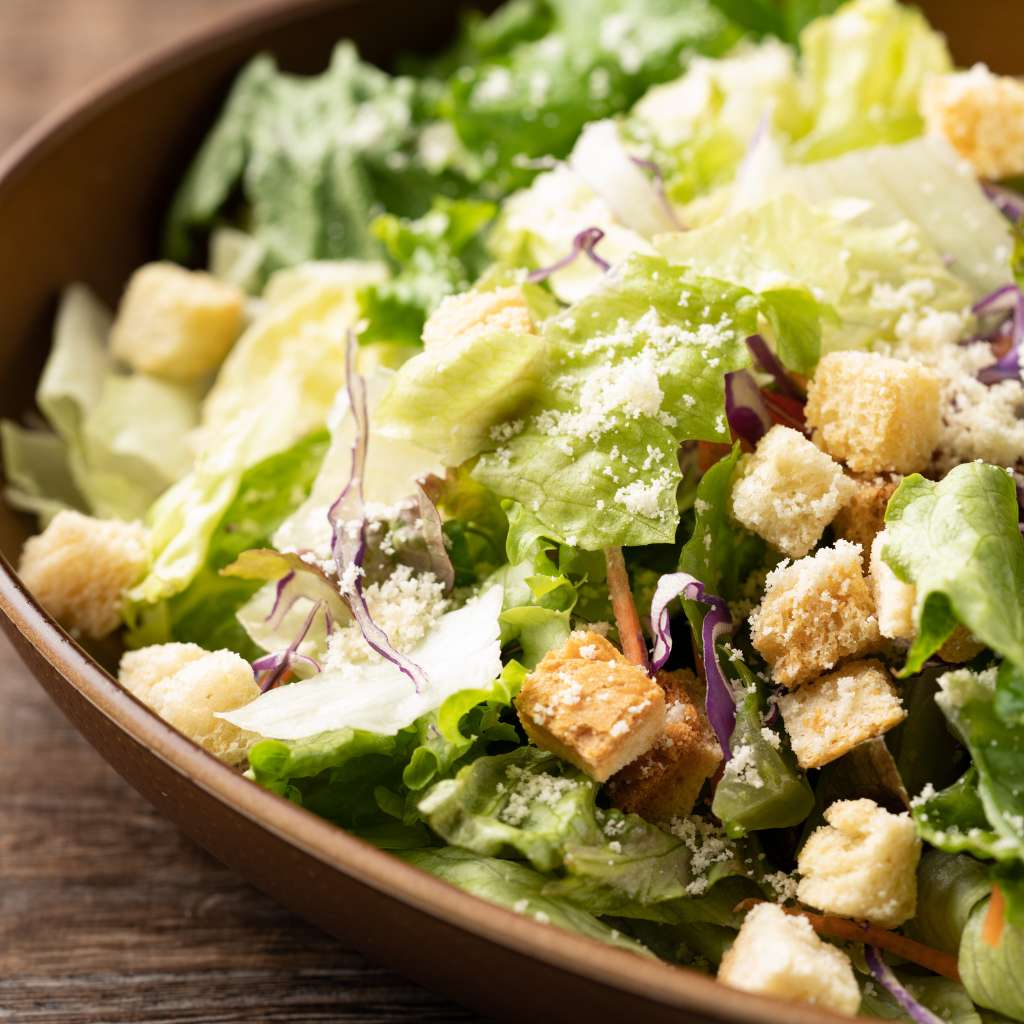 Ensalada césar con lechuga y crujientes picatostes