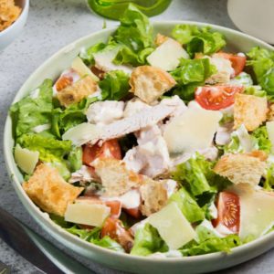 Ensalada césar con pollo braseado y tomate cherry