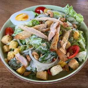 Ensalada césar con huevo cocido y pollo