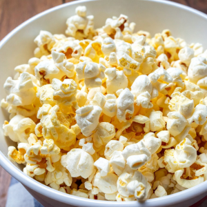 palomitas recién hechas en bol listas para disfrutar