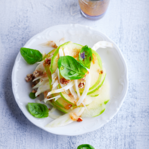 "Manzana verde doncella laminada con hinojo fresco y albahaca