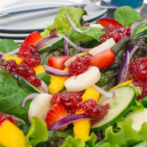 Ensalada de mezclum con fruta y queso