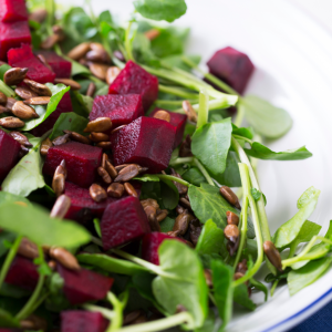 ensalada fresca con remolacha cocida, brotes verdes y semillas