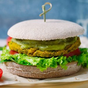 hamburguesa casera de espinacas frescas con pan integral