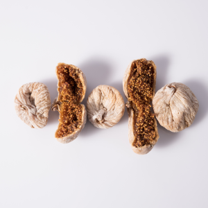 Higos secos partidos mostrando su interior jugoso y natural