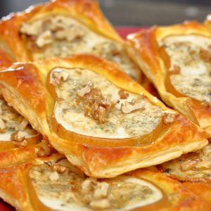 hojaldre crujiente con pera flor de invierno y nueces