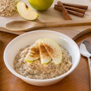 Desayuno de avena cremosa con manzana verde doncella