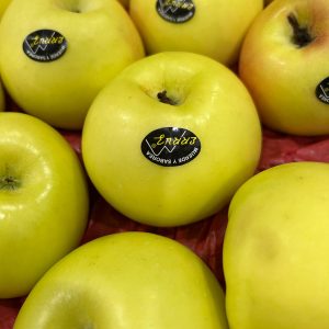 manzana verde doncella fresca de calidad premium con etiqueta