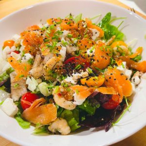 Mezclum fresco con naranja y brotes verdes