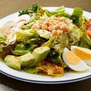 Mezclum con aguacate, huevo y verduras frescas