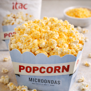 Palomitas para microondas con queso en polvo recién espolvoreado