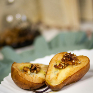 Peras asadas con miel de mil flores y nuecess