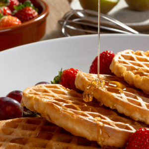 Pancakes caseros con fresones frescos y miel natural