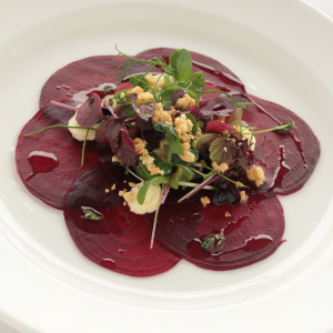 Rodajas de remolacha cocida servidas en plato.