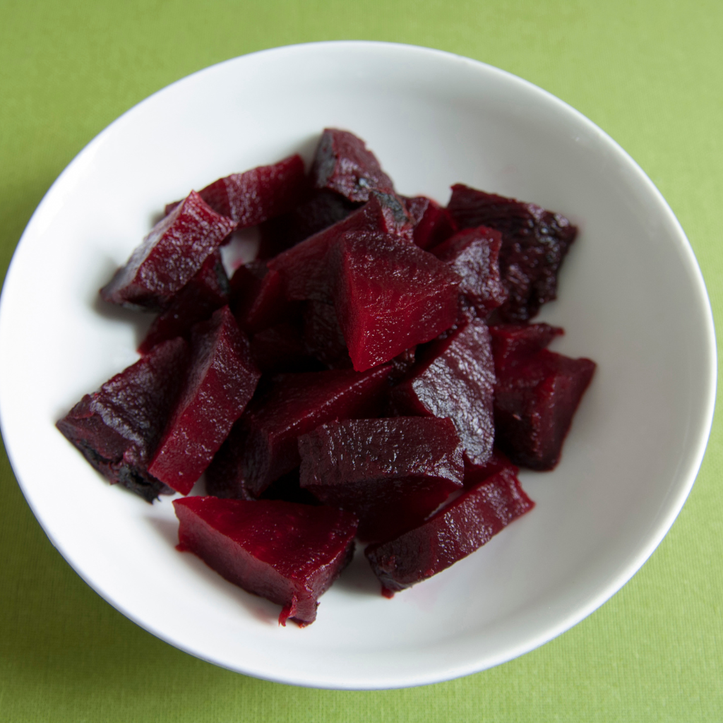 Remolacha cocida troceada lista para ensaladas y recetas rápidas