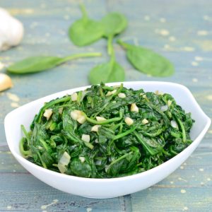 Hojas de espinacas frescas salteadas con ajo recién hechas