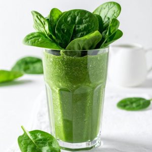 smoothie verde hecho con espinaca fresca y plátano