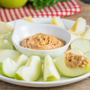 Snack de manzana verde doncella con crema de cacahuete natural