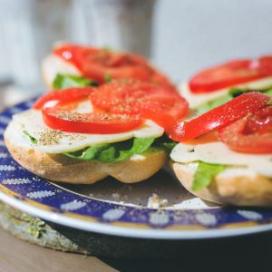 Tosta con mezclum fresco, tomate y queso