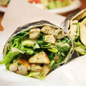 Wrap relleno de ensalada césar con pollo
