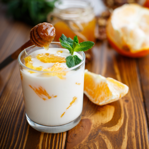 Yogur con naranja fresca de temporada y miel