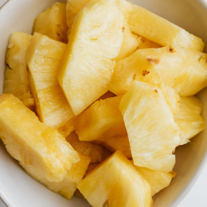 Piña natural fresca troceada lista para comer