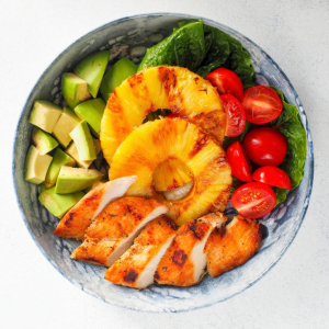 Ensalada saludable de piña y pollo a la plancha