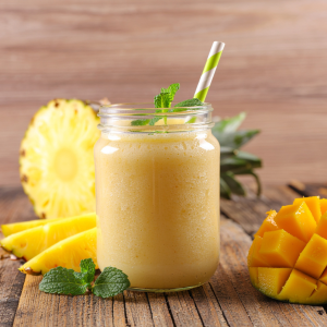 Smoothie tropical de piña y mango natural