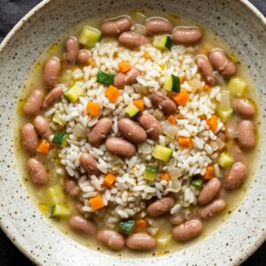 Alubia canela con arroz y verduras en plato casero