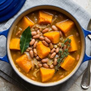 Guiso de alubia canela con calabaza en cazuela