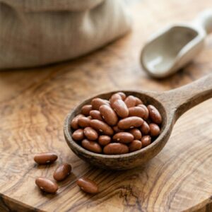 Alubia canela seca sobre cuchara de madera