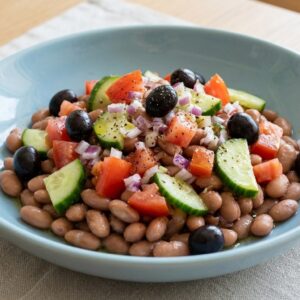 Ensalada de alubia canela con tomate, pepino y aceitunas