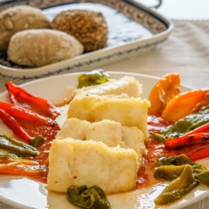 Bacalao acompañado de pimientos asados enteros